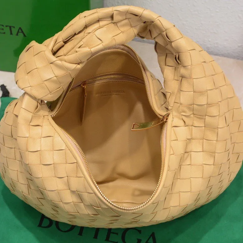 Batch 1460 BV Bottega Veneta 2022 Early Spring New Ladies Medium JODIE Handbag BV Bag 🔥The new method is to round the corners on the original basis and knot the round hobo bag with classic woven leather. The most iconic triangular pull-out design, using sheepskin draped soft shape, is super suitable for concave shapes~ Jodie feels really gentle to people, and is definitely the best item for daily matching. It has the same weave, new elements and twists, and is versatile. It is the new favorite of street style Internet celebrities! Size: 36*21*13 Model: 6697
